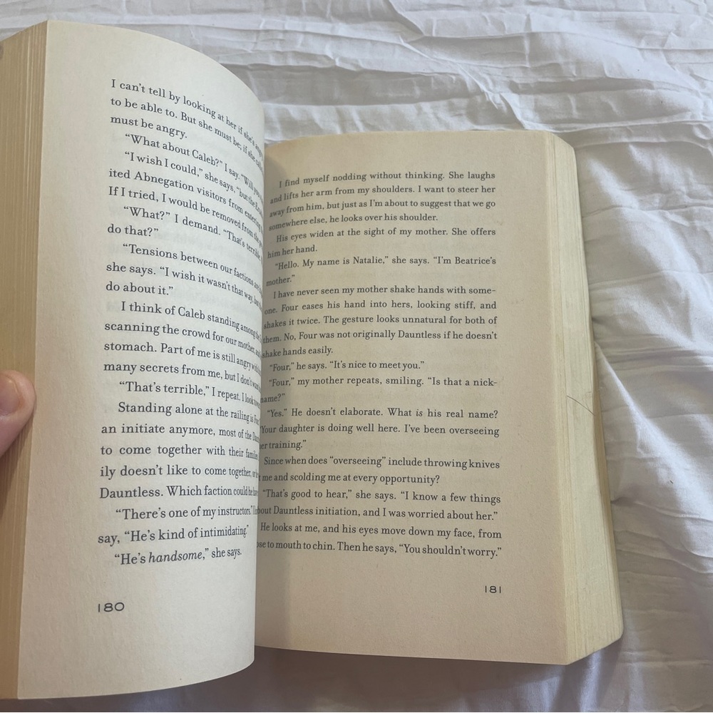 DIVERGENT by Veronica Roth - Picture 2 of 3